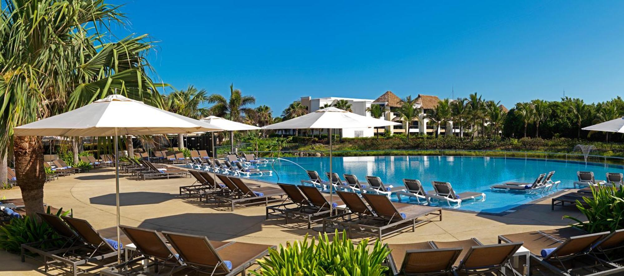 Hard Rock Hotel & Casino Punta Cana (Adults Only) מראה חיצוני תמונה The pool at the InterContinental Sanctuary Cove Resort