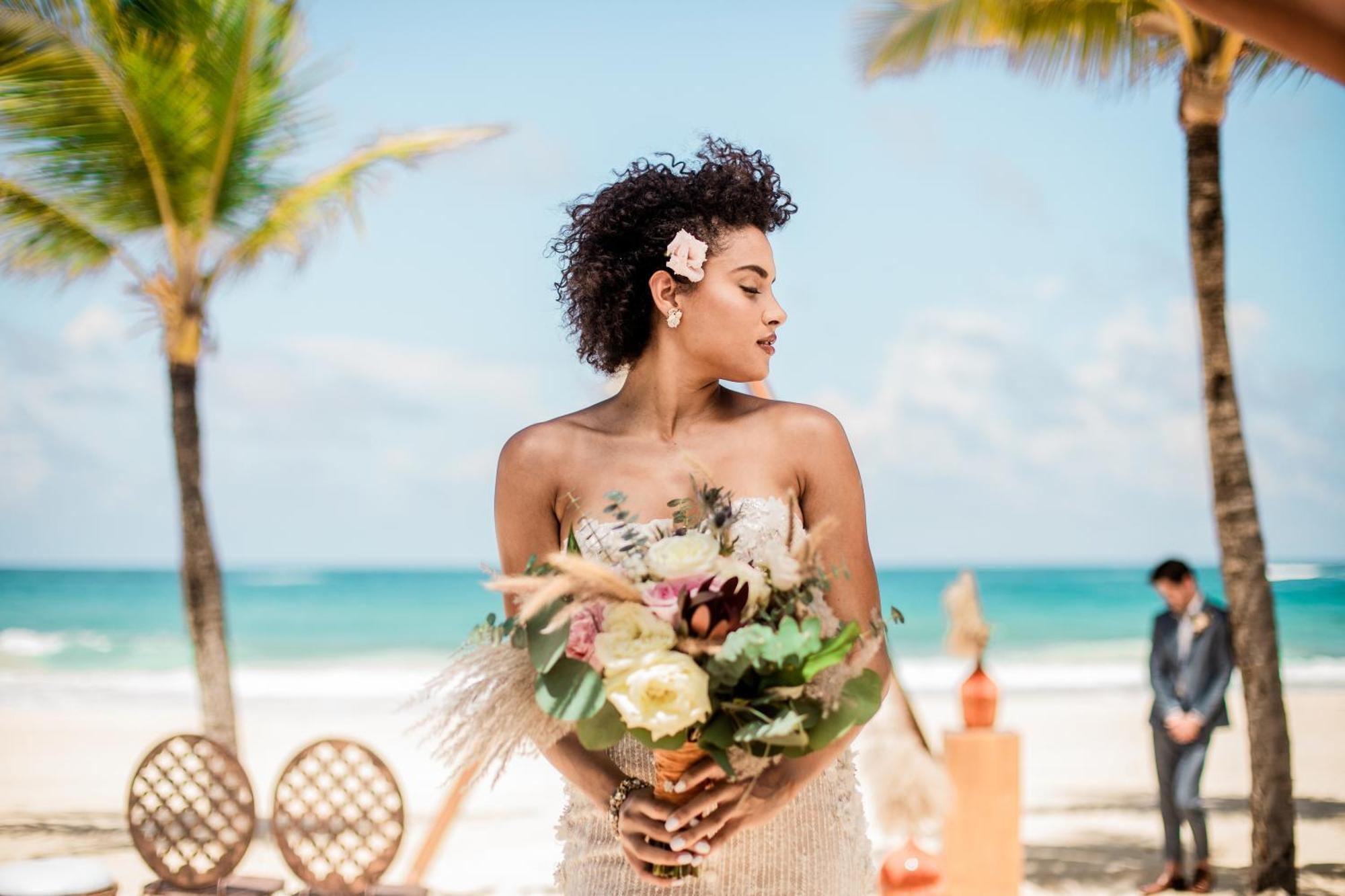 Hard Rock Hotel & Casino Punta Cana (Adults Only) מראה חיצוני תמונה A bride with a bouquet